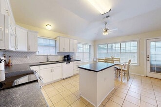 810 Camellia Ct in College Station, TX - Foto de edificio - Building Photo