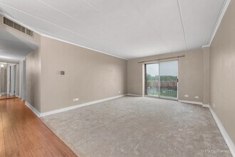 300 S Roselle Rd in Schaumburg, IL - Foto de edificio - Building Photo