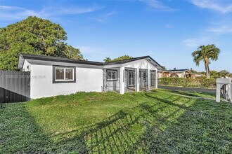 560 Perviz Ave in Opa Locka, FL - Building Photo - Building Photo