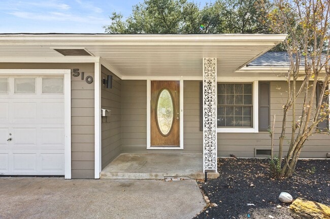 AVAILABLE NOW--- 3 Bed, 1.5 Bath in Eastgate in College Station, TX - Building Photo - Building Photo
