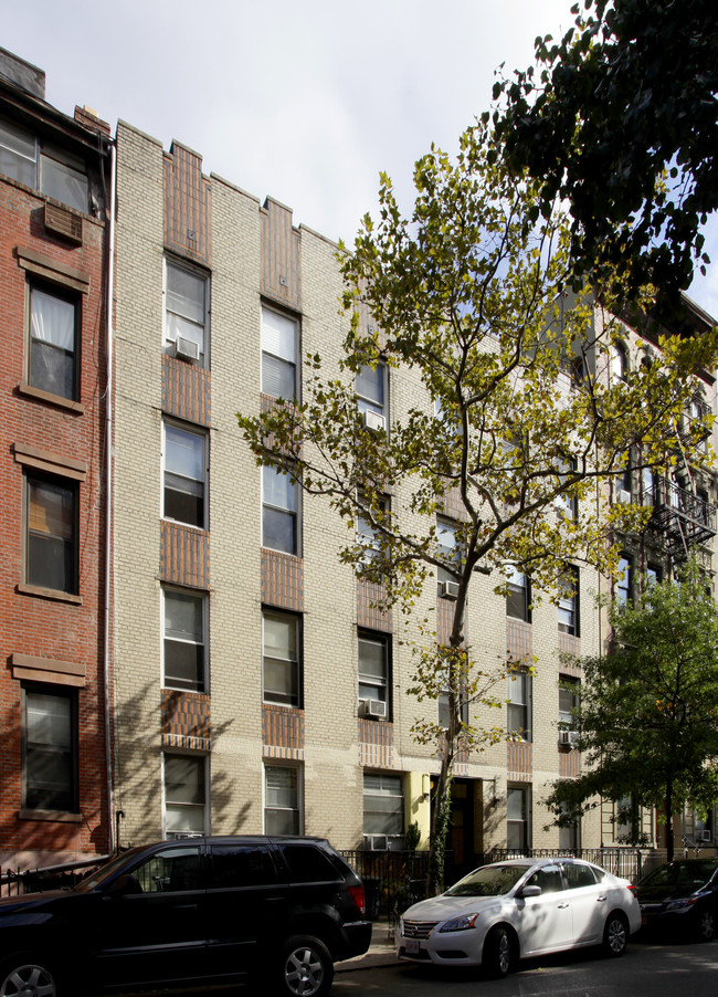 335 W 19th St in New York, NY - Building Photo - Building Photo