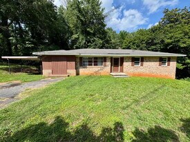 1202 Garden Cir in Seneca, SC - Building Photo