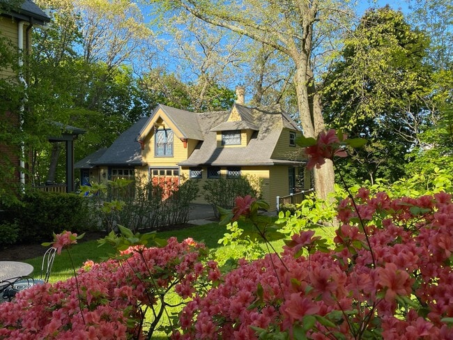 50 Edgehill Rd, Unit Carriage House