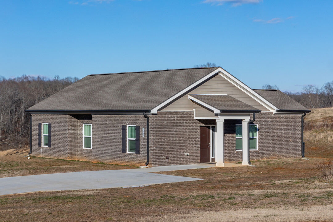 Old Oaks Plains in Ashland City, TN - Building Photo