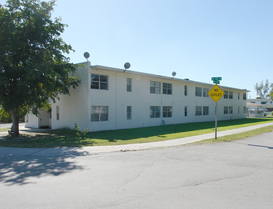 1000 NW 95th Ter in Miami, FL - Foto de edificio