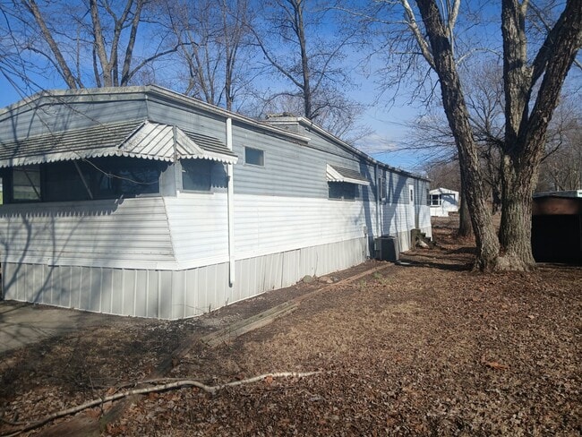 11 Camelot Dr in Danville, IL - Building Photo - Building Photo