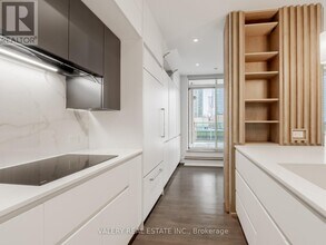 61 Yorkville Ave in Toronto, ON - Building Photo - Building Photo