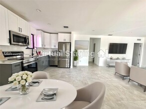 911 79th Terrace in Miami Beach, FL - Building Photo - Building Photo