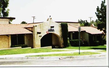 Las Brisas Apartments in San Bernardino, CA - Foto de edificio - Building Photo