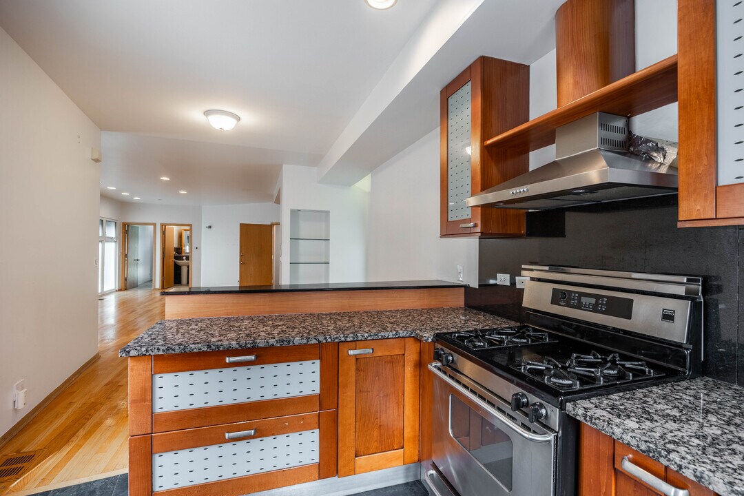 1049 N Winchester Ave, Unit 2 in Chicago, IL - Building Photo