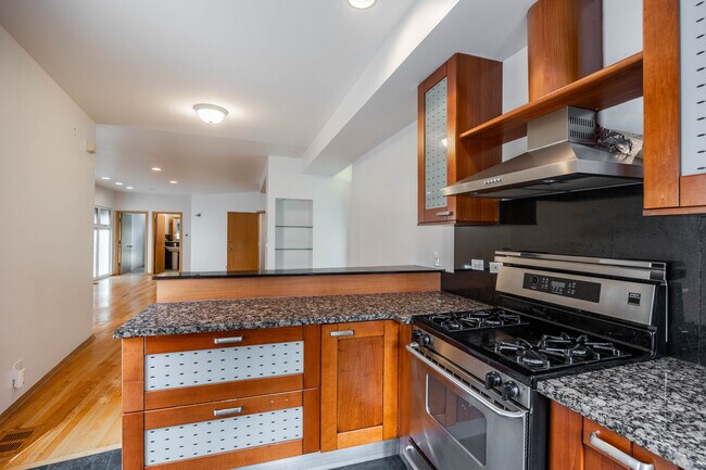 1049 N Winchester Ave, Unit 2