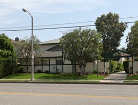 18020 Burbank Blvd in Encino, CA - Building Photo