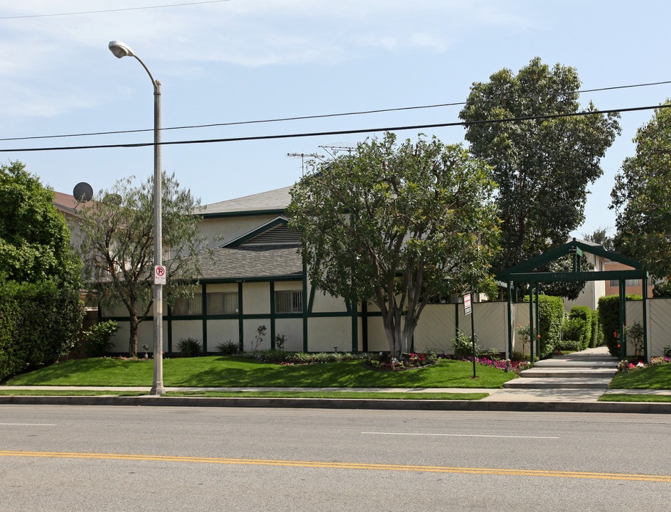 18020 Burbank Blvd in Encino, CA - Building Photo