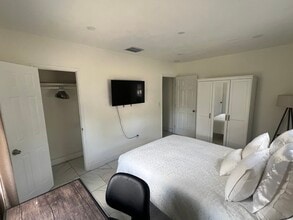 4200 NW 11th Ct in Miami, FL - Foto de edificio - Building Photo