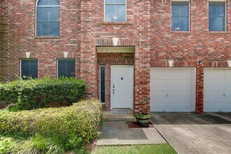 7109 Mumruffin Ln in Austin, TX - Building Photo - Building Photo