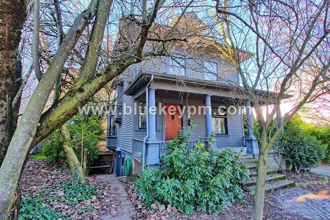 3415 SW Naito Pkwy in Portland, OR - Building Photo - Building Photo