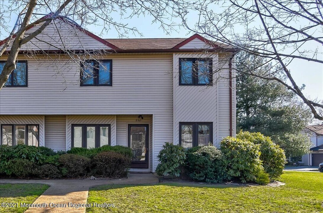 291 Plum Dr in Marlboro, NJ - Building Photo