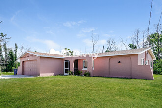 5946 Stringfellow Rd in Saint James City, FL - Foto de edificio - Building Photo