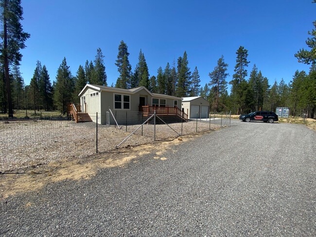 52515 Pine Dr in La Pine, OR - Building Photo - Building Photo