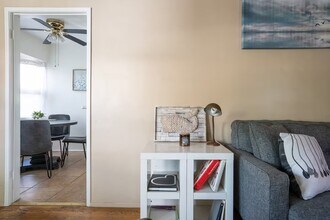 2302 Loy Ln, Unit 2302 in Los Angeles, CA - Foto de edificio - Building Photo