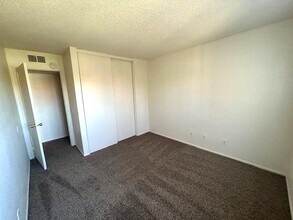 2461 W Acacia Ave in Hemet, CA - Foto de edificio - Building Photo
