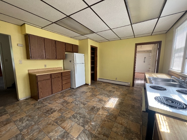 124 Spruce St, Unit B in Cadillac, MI - Building Photo - Building Photo