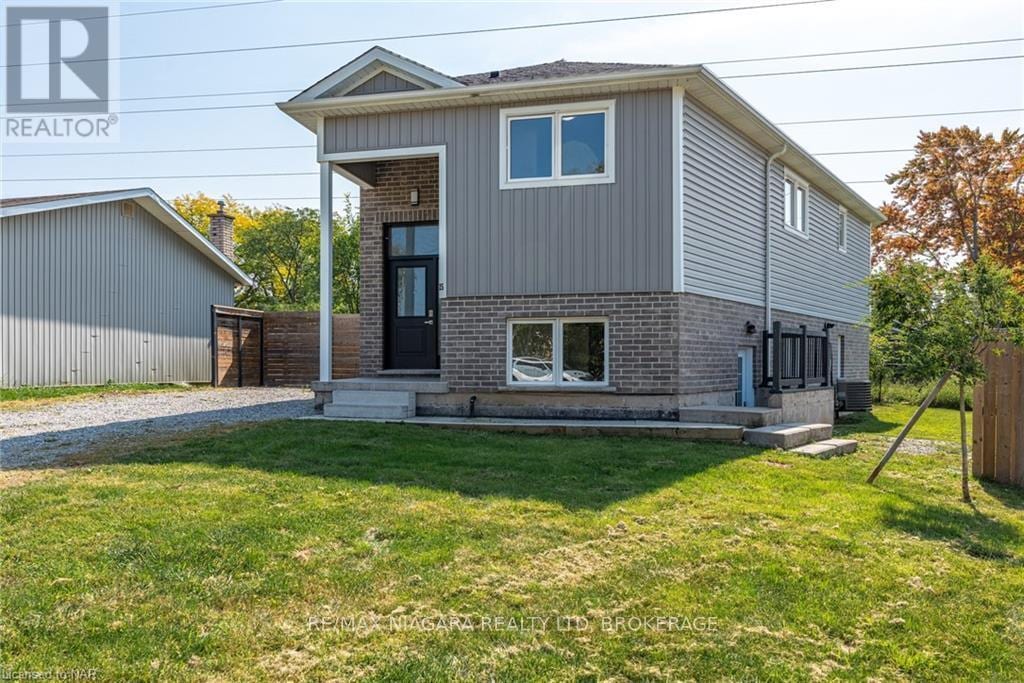 15 Belton Blvd in St Catharines, ON - Building Photo