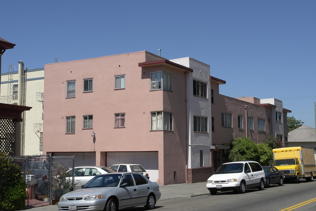 607 E 18th St in Oakland, CA - Building Photo