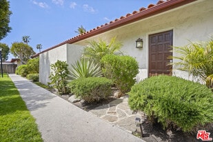 29500 Heathercliff Rd in Malibu, CA - Building Photo