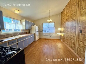 37252 Belcrest Dr in Sterling Heights, MI - Building Photo - Building Photo