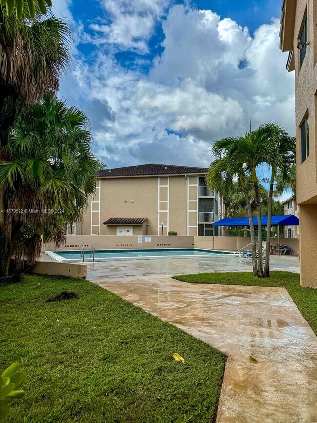 10001 W Atlantic Blvd, Unit 321 in Coral Springs, FL - Foto de edificio - Building Photo