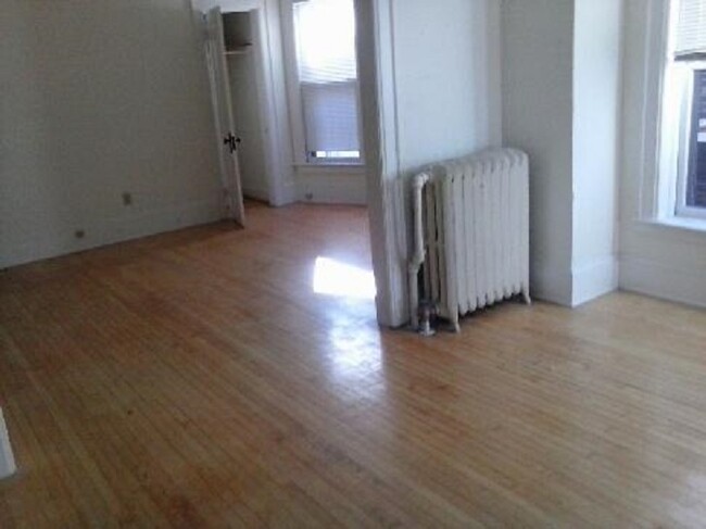 1228 E Brady St, Unit B in Milwaukee, WI - Building Photo - Building Photo