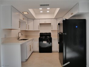 2765 Heritage Ct, Unit N/A-N302 in Las Vegas, NV - Building Photo - Building Photo