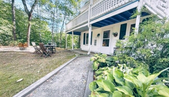 21 Plaza Village Rd in Plymouth, NH - Foto de edificio - Building Photo