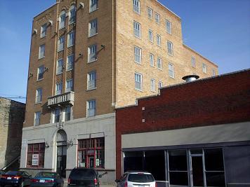 The Leon in Hutchinson, KS - Foto de edificio