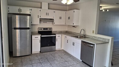 196 W Sandalwood Ct in Daytona Beach, FL - Building Photo - Building Photo