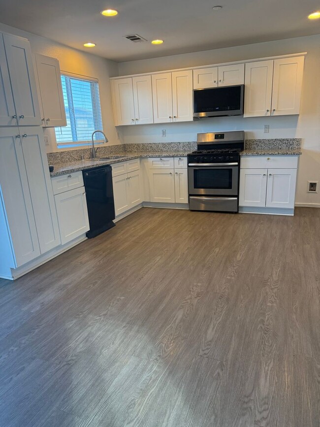 14336 Black Mountain Pl in Victorville, CA - Building Photo - Building Photo