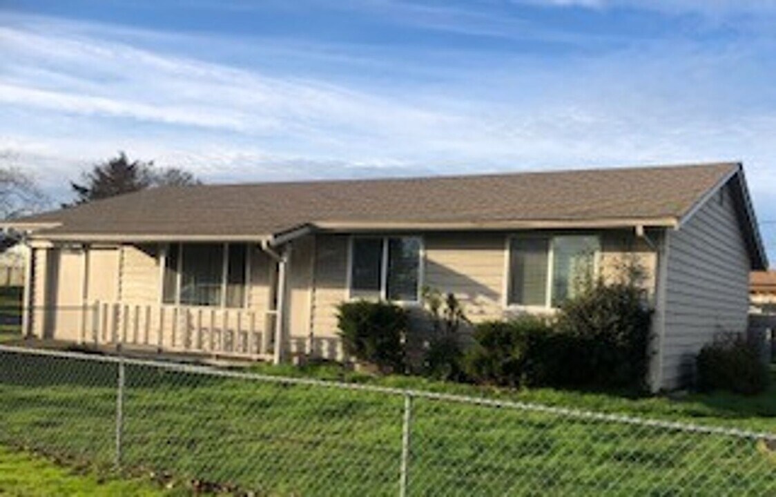 206 E H St in Shelton, WA - Building Photo