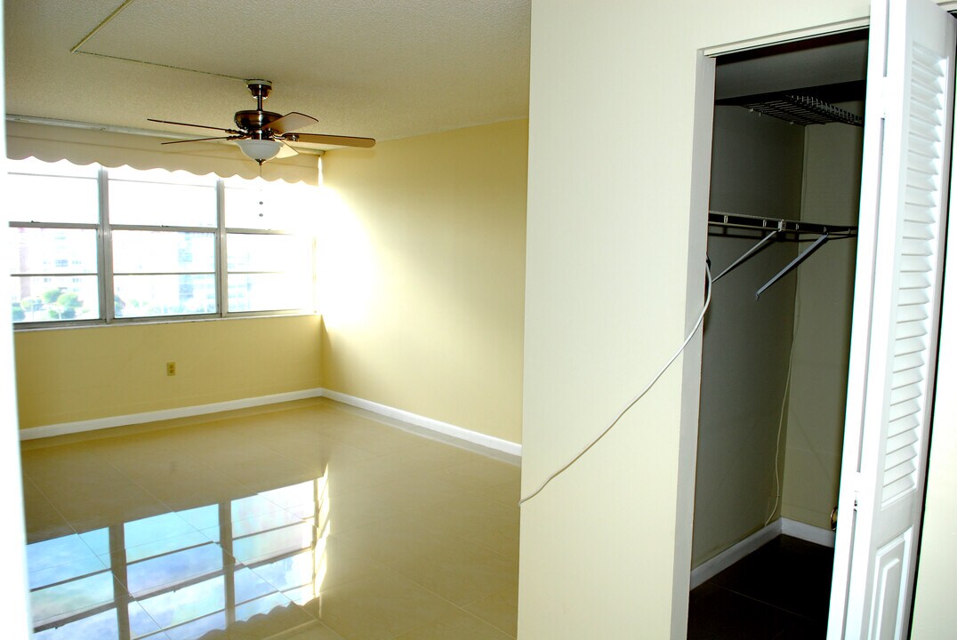 1200 St Charles Pl in Pembroke Pines, FL - Foto de edificio