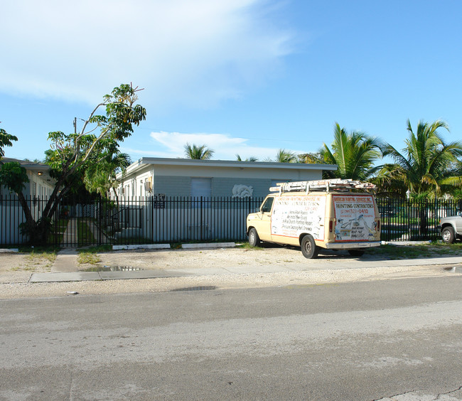 1272-1298 NE 128th St in North Miami, FL - Foto de edificio - Building Photo