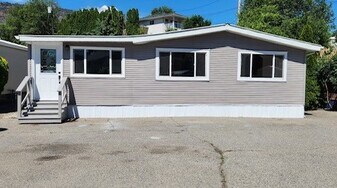 4426 Oleander Dr in Osoyoos, BC - Building Photo