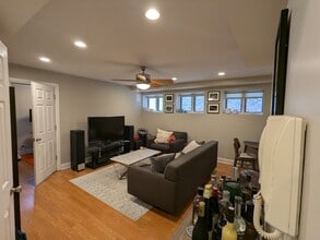 658 W Aldine Ave, Unit B in Chicago, IL - Foto de edificio - Building Photo