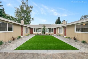 151 N 29th Ave, Unit C in Cornelius, OR - Building Photo