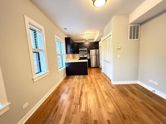 2211 W Eastwood Ave, Unit 2201-2E