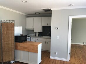 1304 S Irena Ave, Unit GuestCottage in Redondo Beach, CA - Foto de edificio - Building Photo