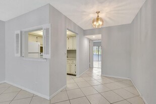 398 Sheffield Q in West Palm Beach, FL - Building Photo
