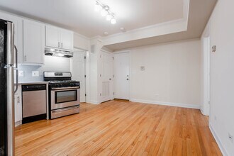 630 W Roscoe St, Unit GDN in Chicago, IL - Foto de edificio - Building Photo
