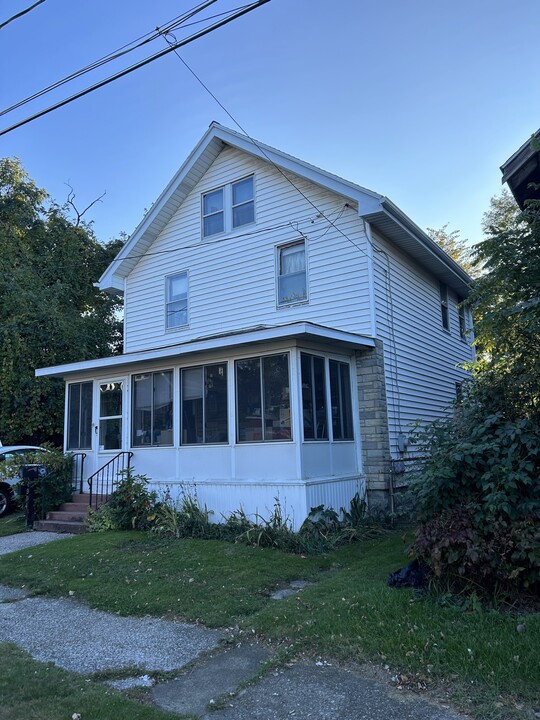 1904 Whitley Ave in Erie, PA - Foto de edificio