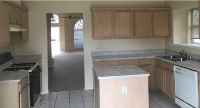 2110 Bay View Dr in Irving, TX - Building Photo - Building Photo