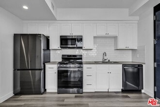 667 N Wilton Pl in Los Angeles, CA - Building Photo - Building Photo